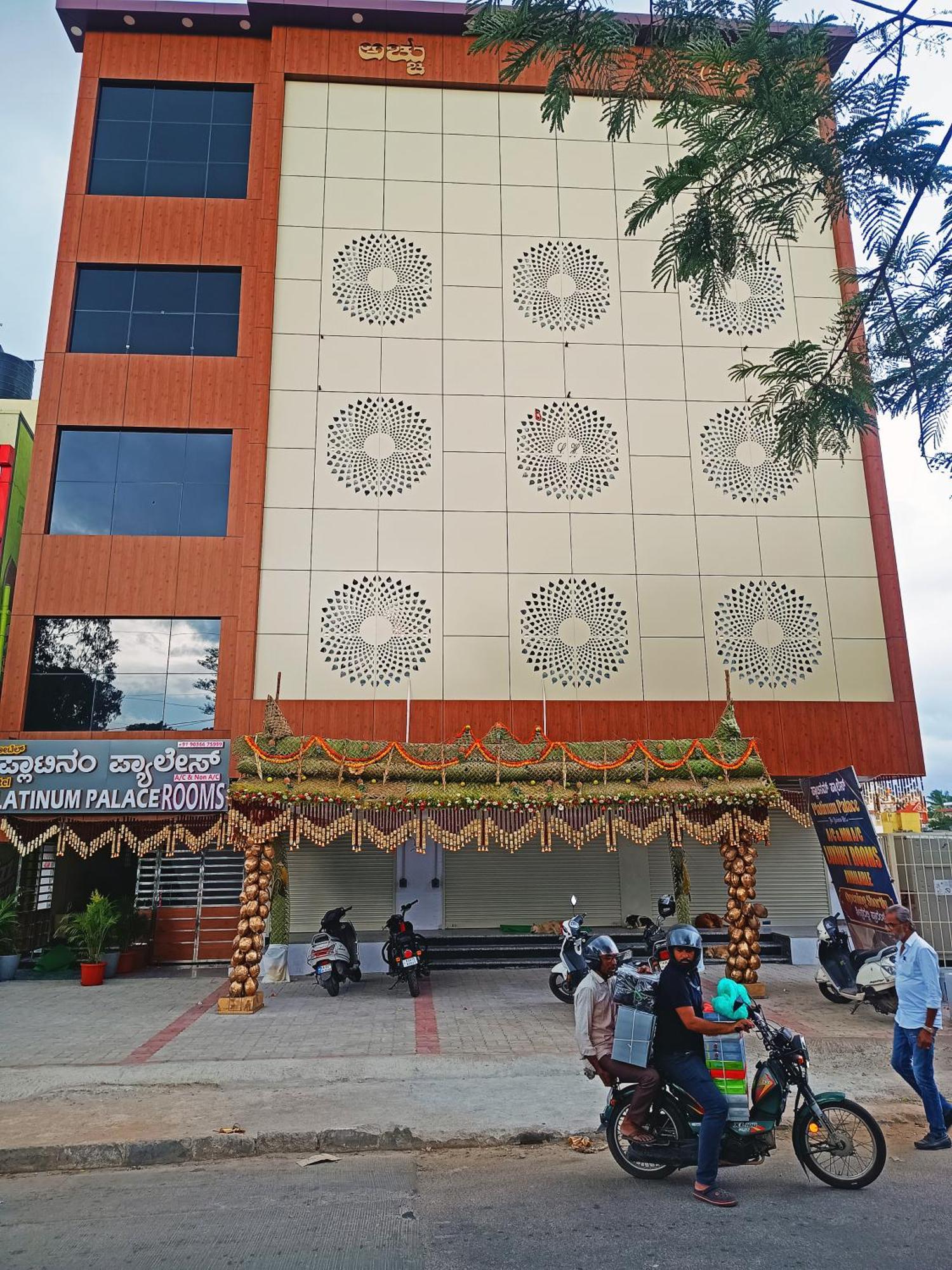 Hotel Achhu Palace บังกาลอร์ ภายนอก รูปภาพ