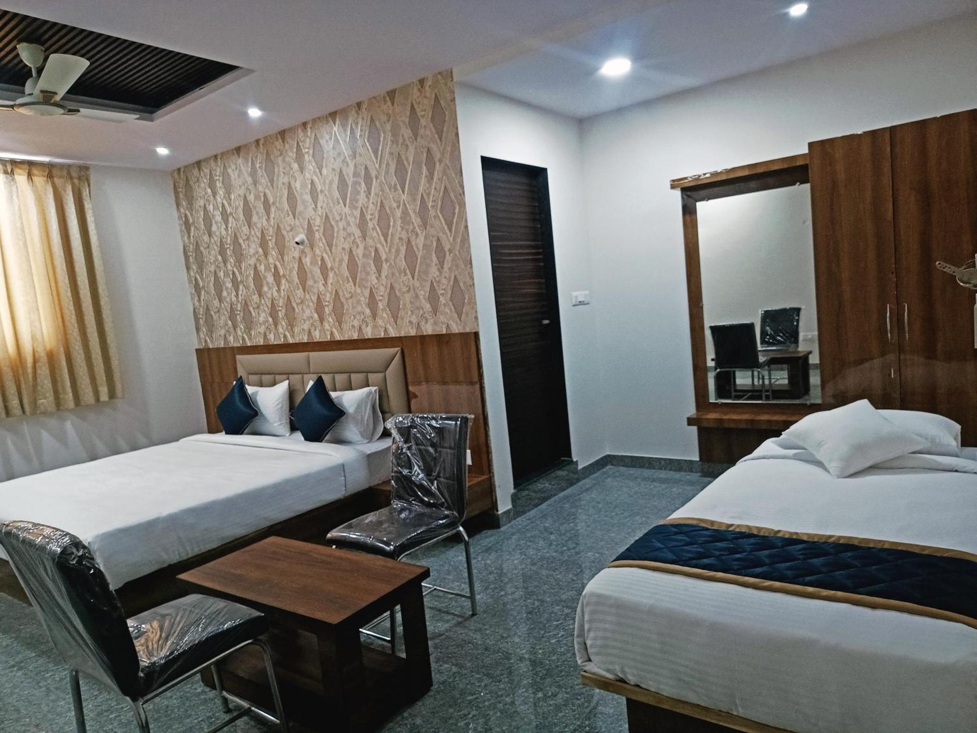 Hotel Achhu Palace บังกาลอร์ ภายนอก รูปภาพ