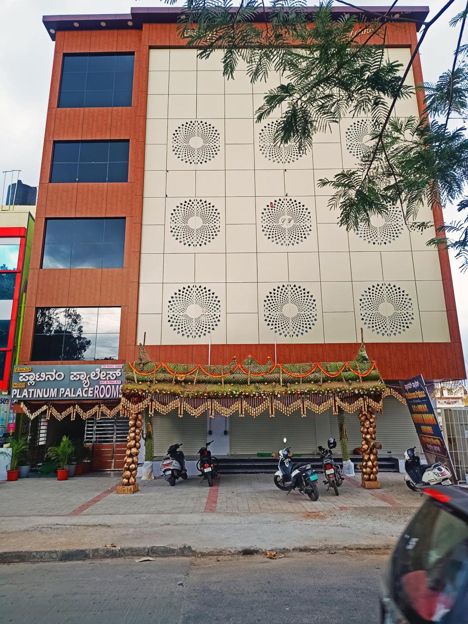 Hotel Achhu Palace บังกาลอร์ ภายนอก รูปภาพ
