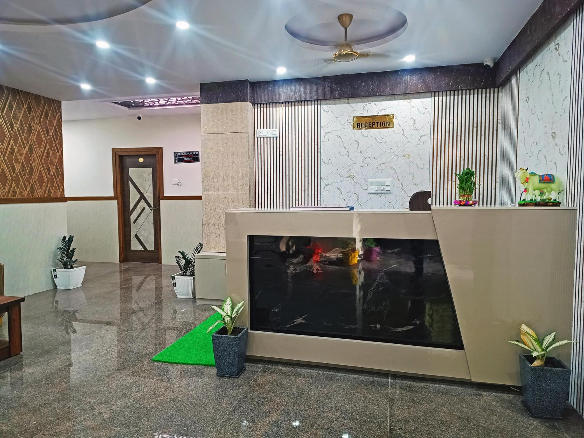 Hotel Achhu Palace บังกาลอร์ ภายนอก รูปภาพ