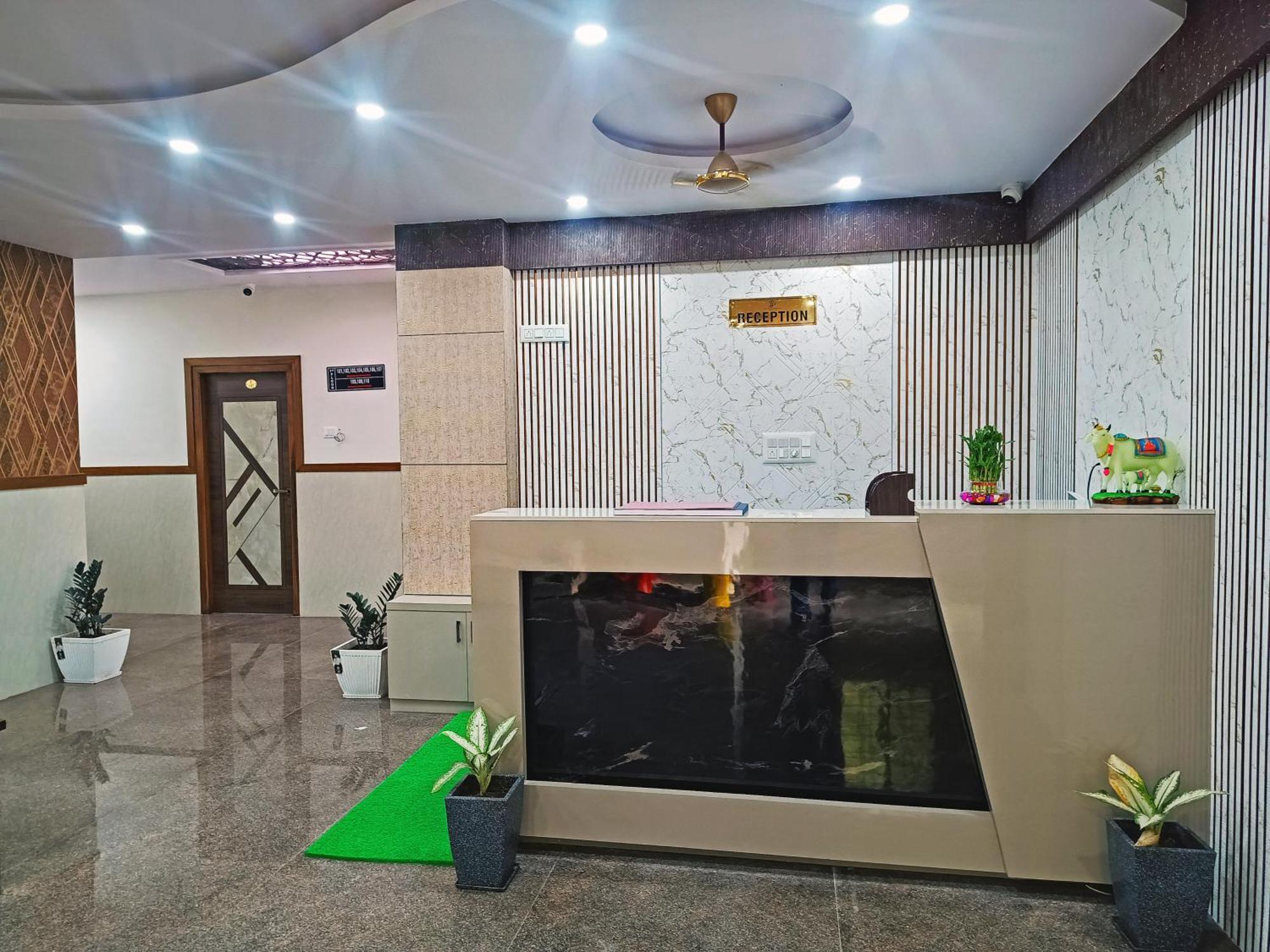 Hotel Achhu Palace บังกาลอร์ ภายนอก รูปภาพ