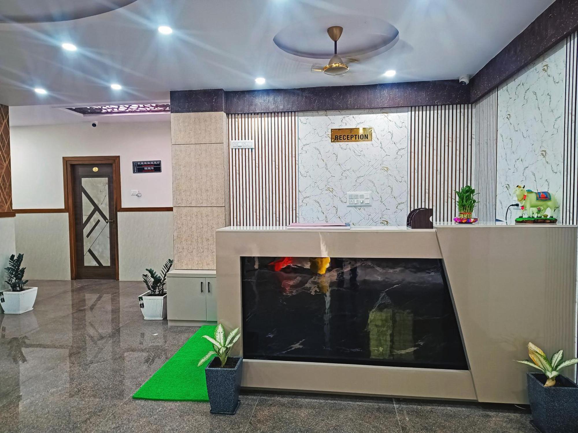 Hotel Achhu Palace บังกาลอร์ ภายนอก รูปภาพ