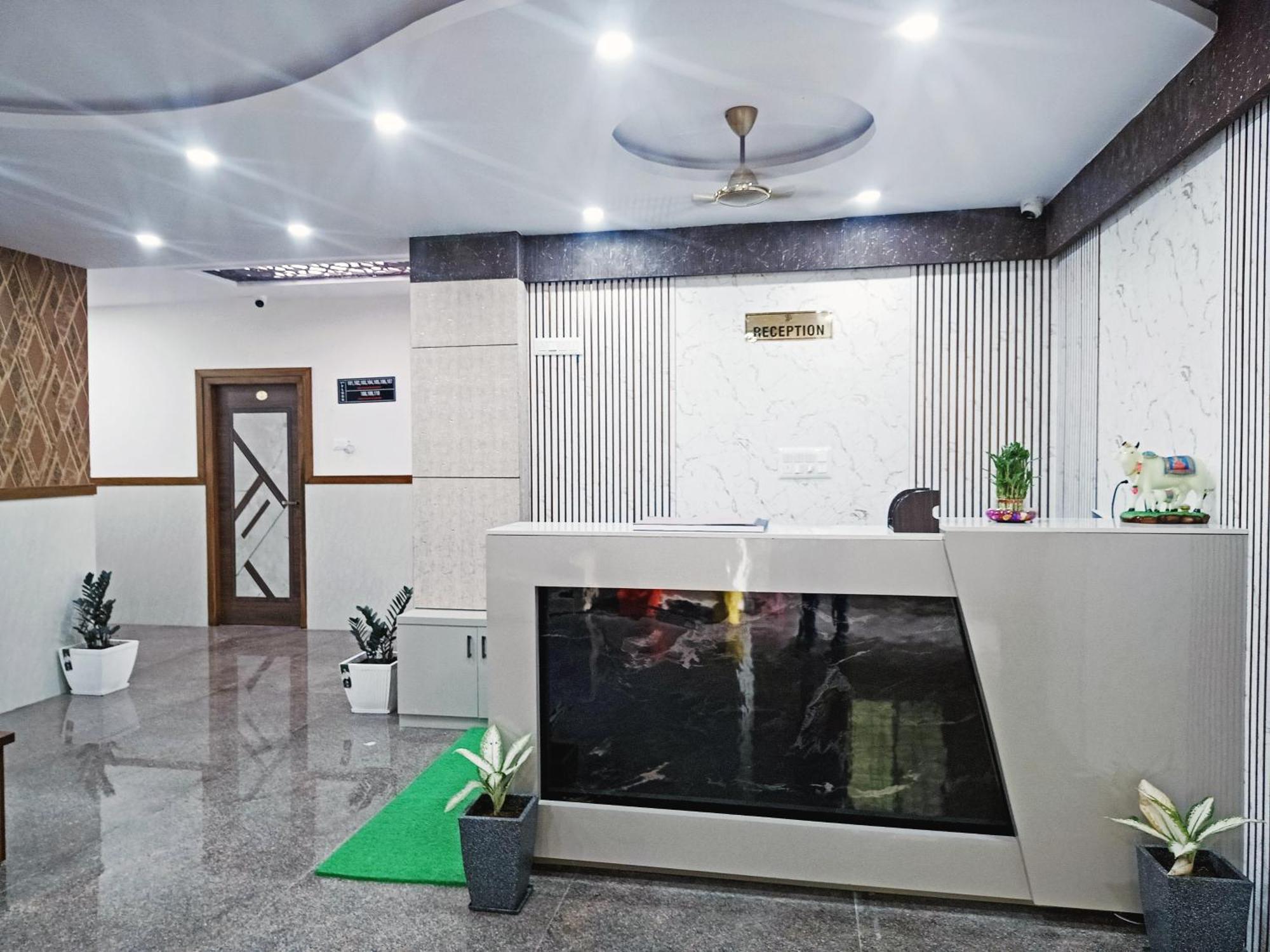 Hotel Achhu Palace บังกาลอร์ ภายนอก รูปภาพ