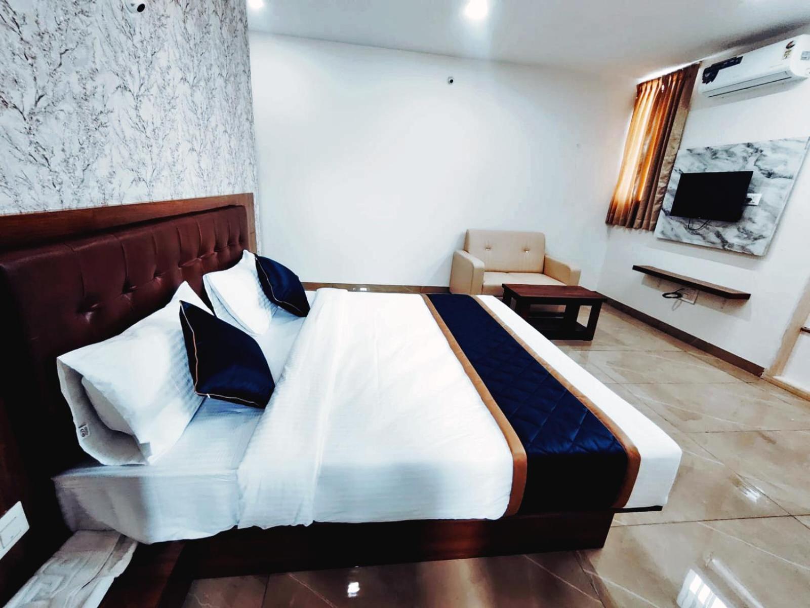 Hotel Achhu Palace บังกาลอร์ ภายนอก รูปภาพ