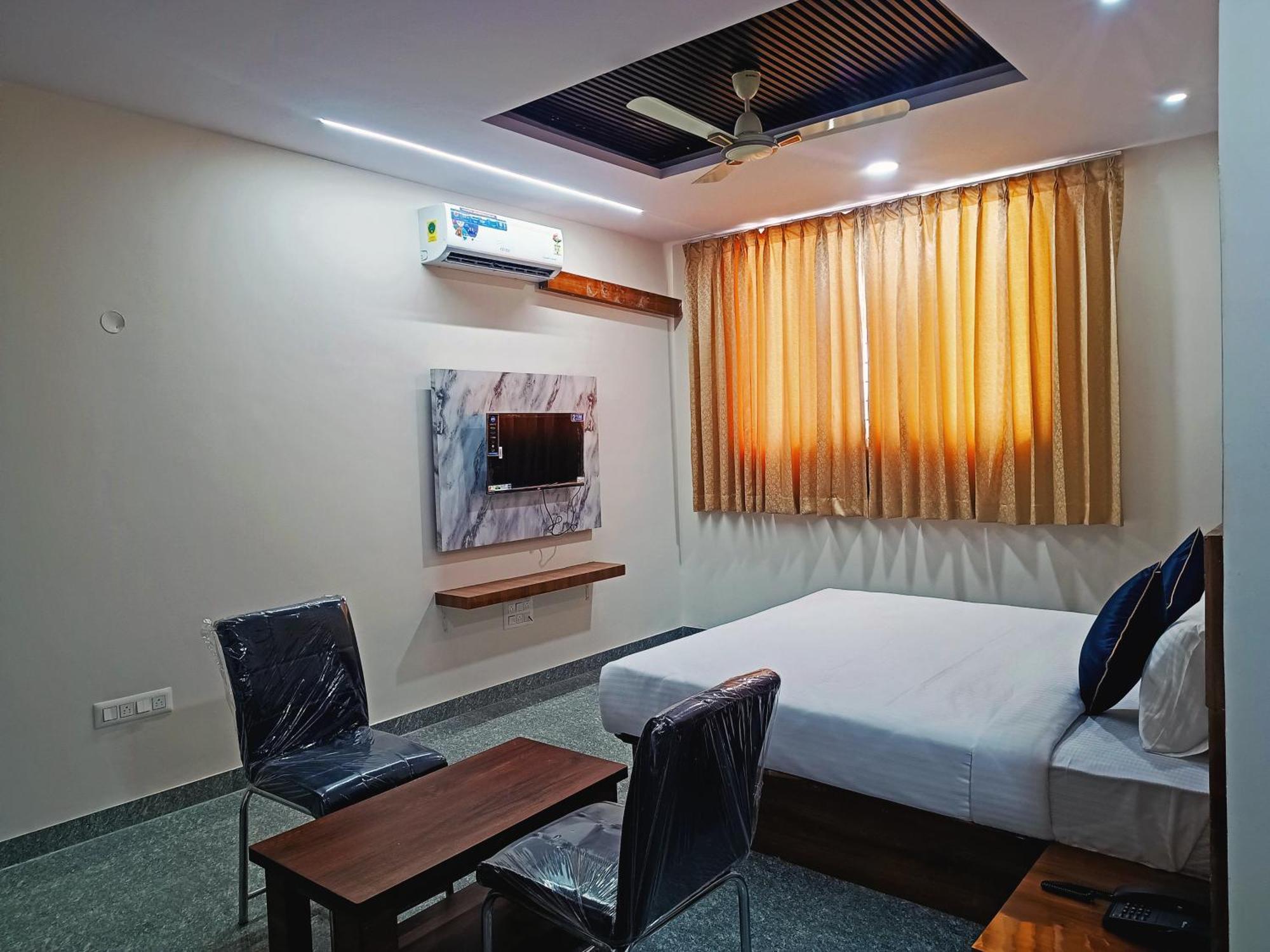 Hotel Achhu Palace บังกาลอร์ ภายนอก รูปภาพ