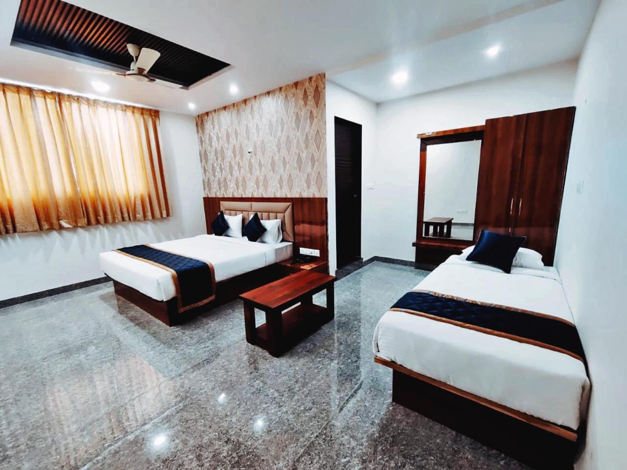Hotel Achhu Palace บังกาลอร์ ภายนอก รูปภาพ