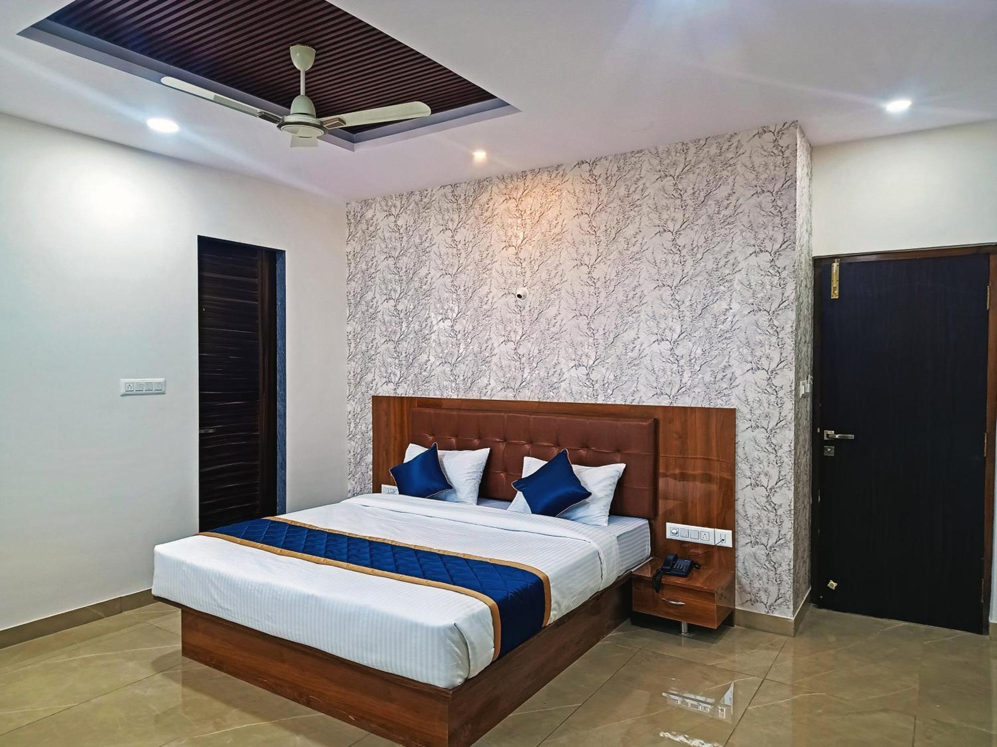 Hotel Achhu Palace บังกาลอร์ ภายนอก รูปภาพ