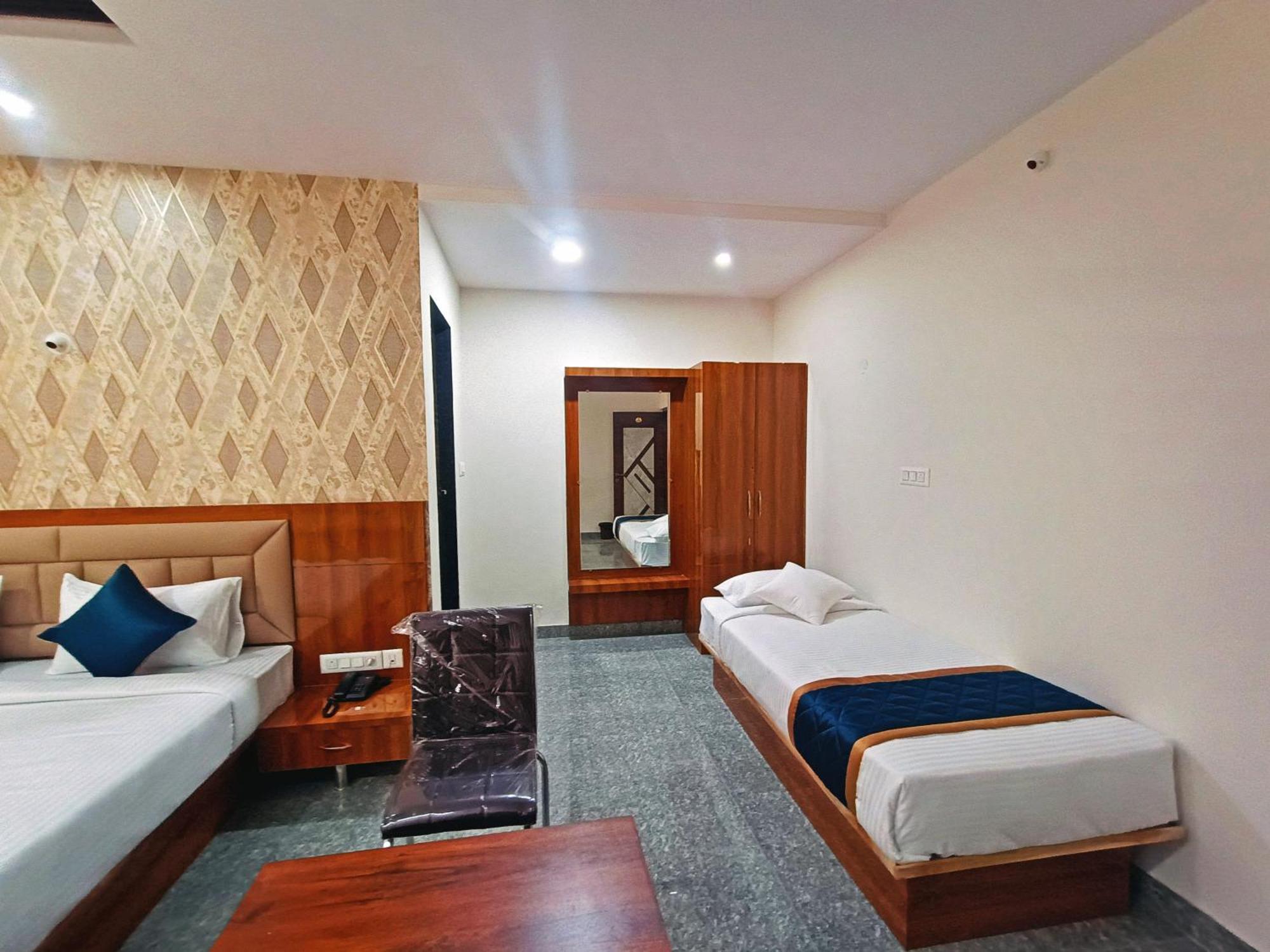 Hotel Achhu Palace บังกาลอร์ ภายนอก รูปภาพ