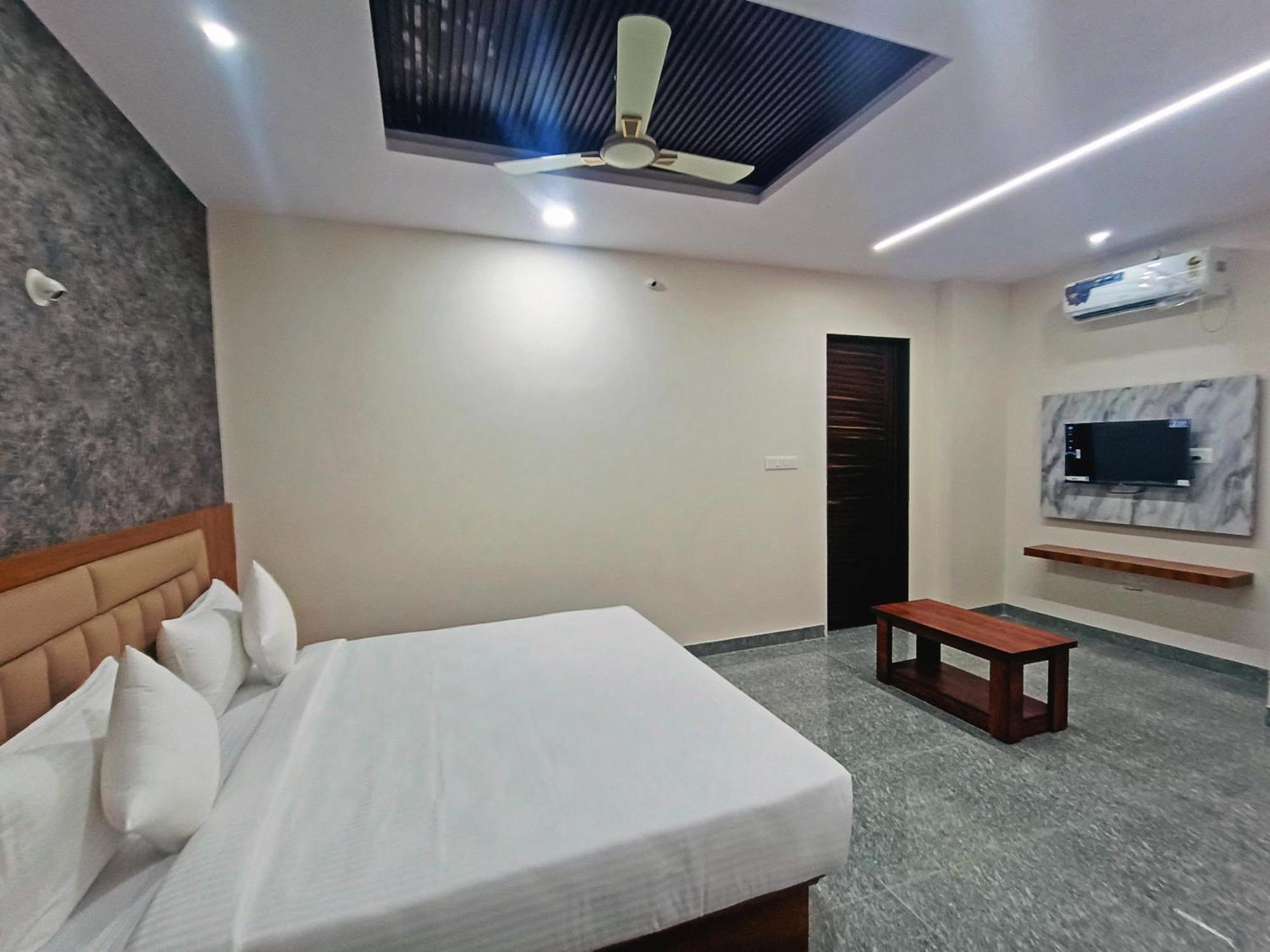Hotel Achhu Palace บังกาลอร์ ภายนอก รูปภาพ