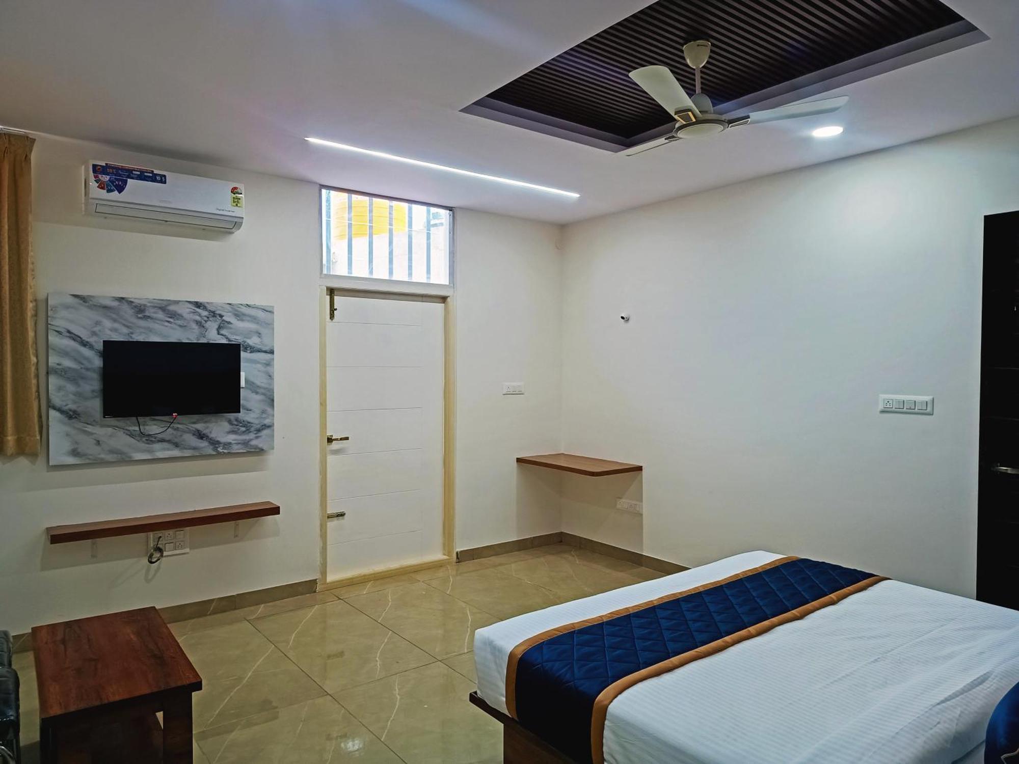 Hotel Achhu Palace บังกาลอร์ ภายนอก รูปภาพ