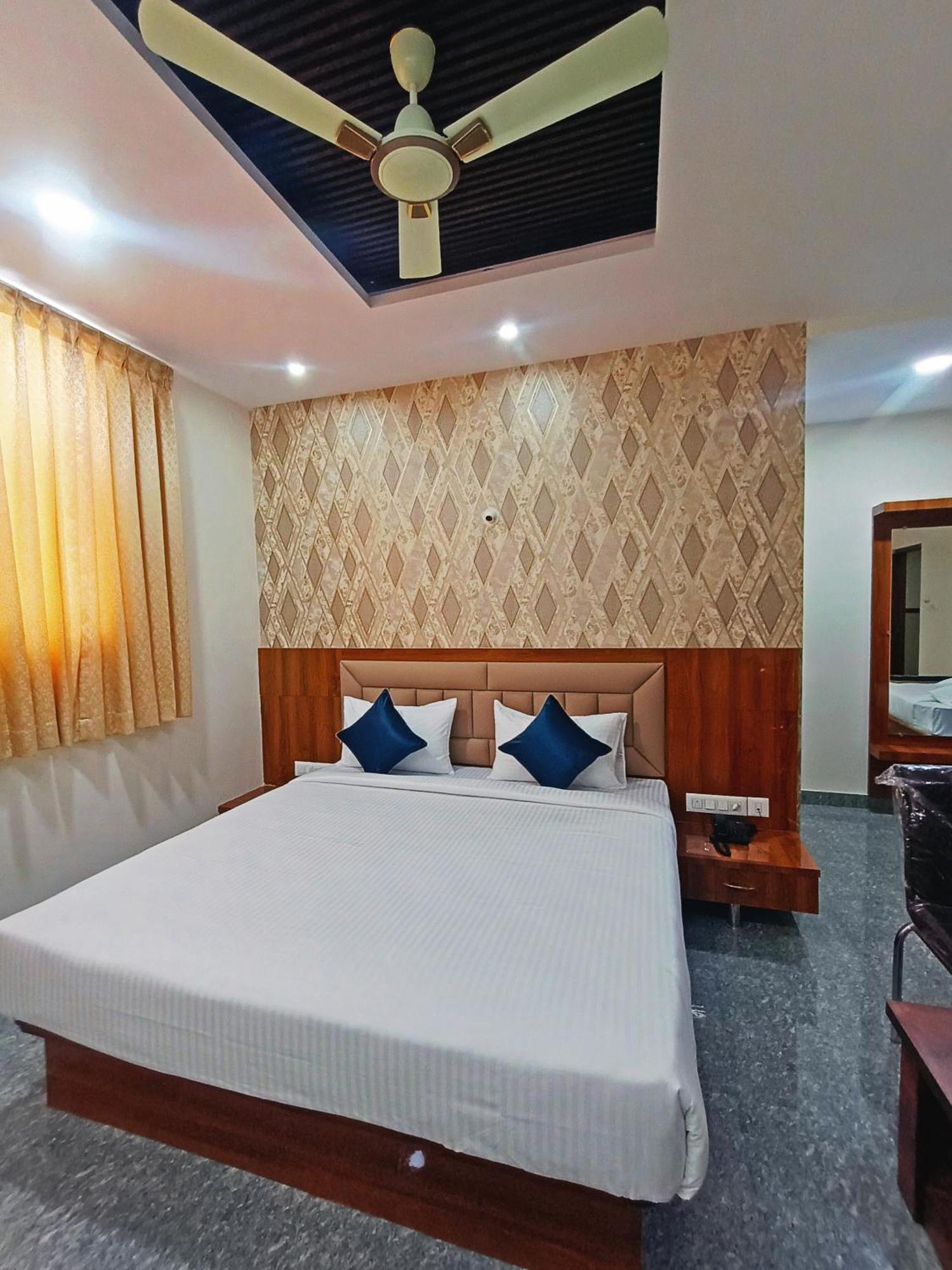 Hotel Achhu Palace บังกาลอร์ ภายนอก รูปภาพ