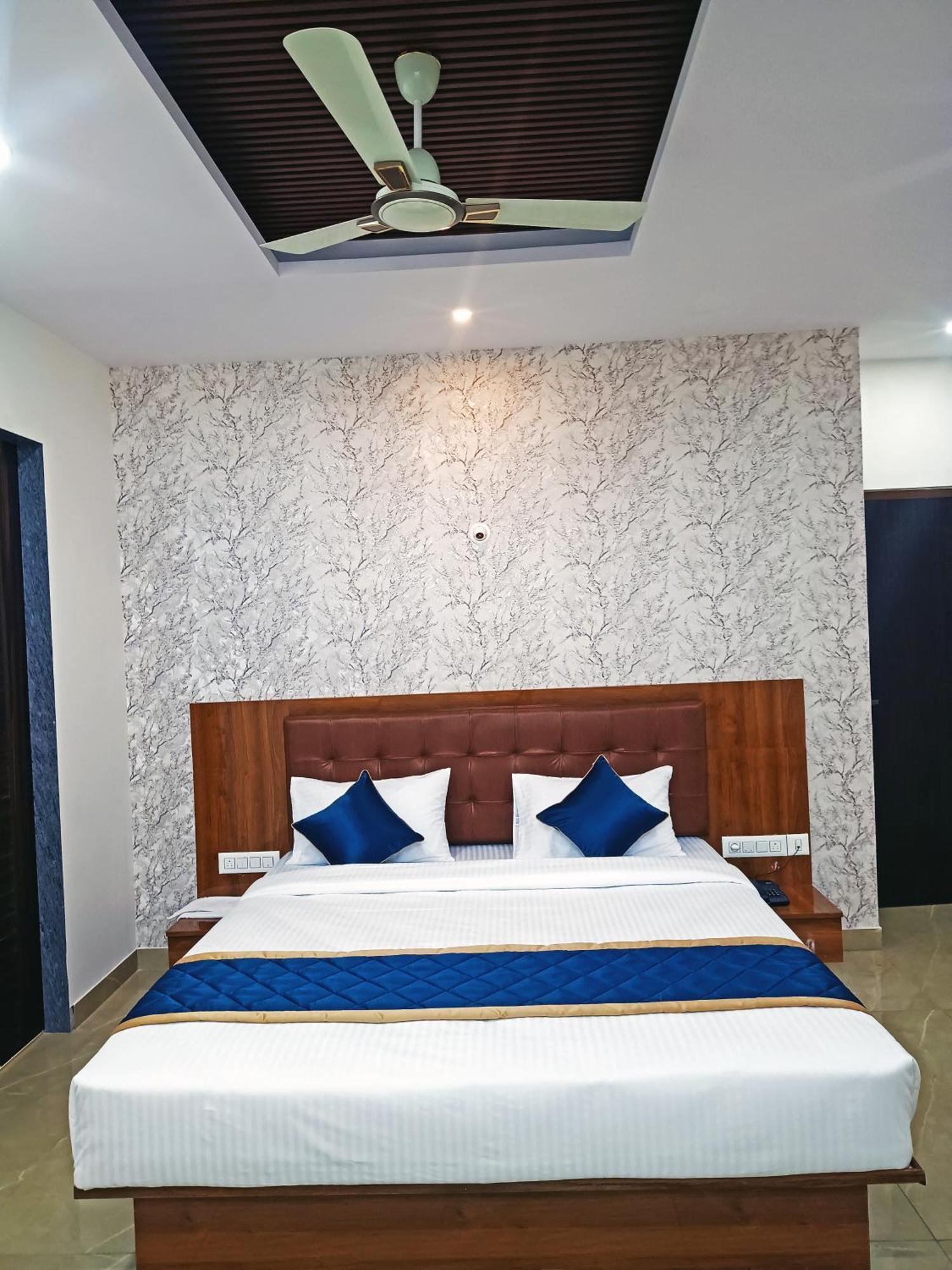 Hotel Achhu Palace บังกาลอร์ ภายนอก รูปภาพ