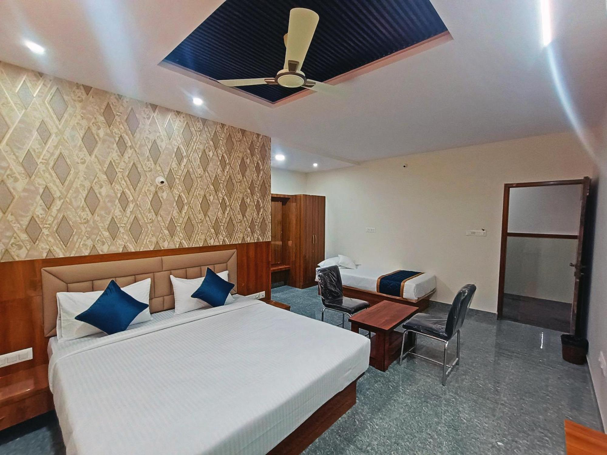Hotel Achhu Palace บังกาลอร์ ภายนอก รูปภาพ