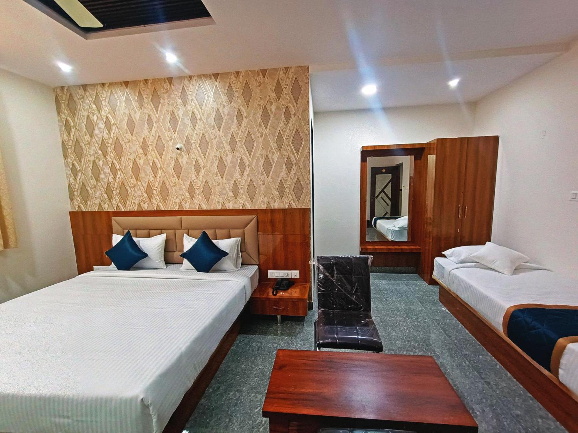 Hotel Achhu Palace บังกาลอร์ ภายนอก รูปภาพ