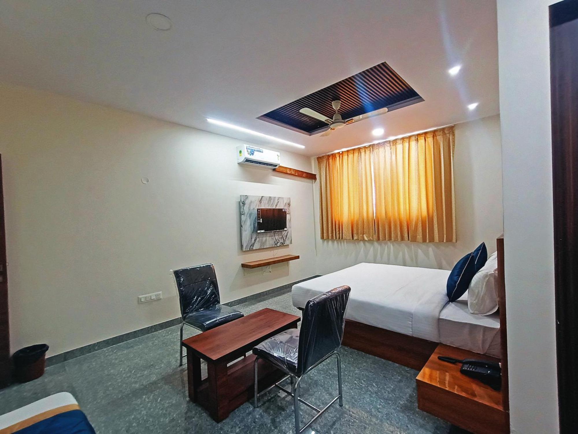 Hotel Achhu Palace บังกาลอร์ ภายนอก รูปภาพ