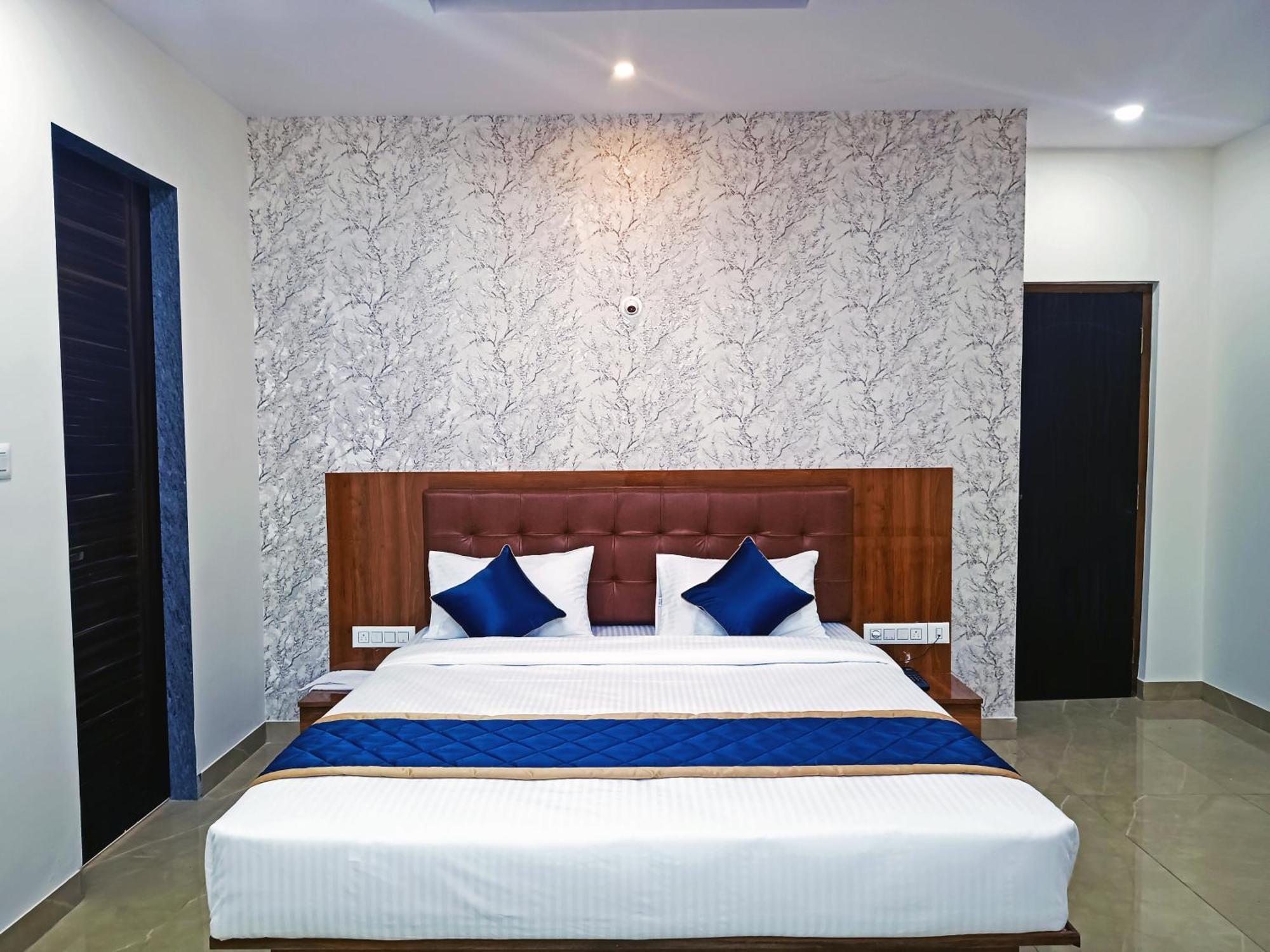 Hotel Achhu Palace บังกาลอร์ ภายนอก รูปภาพ
