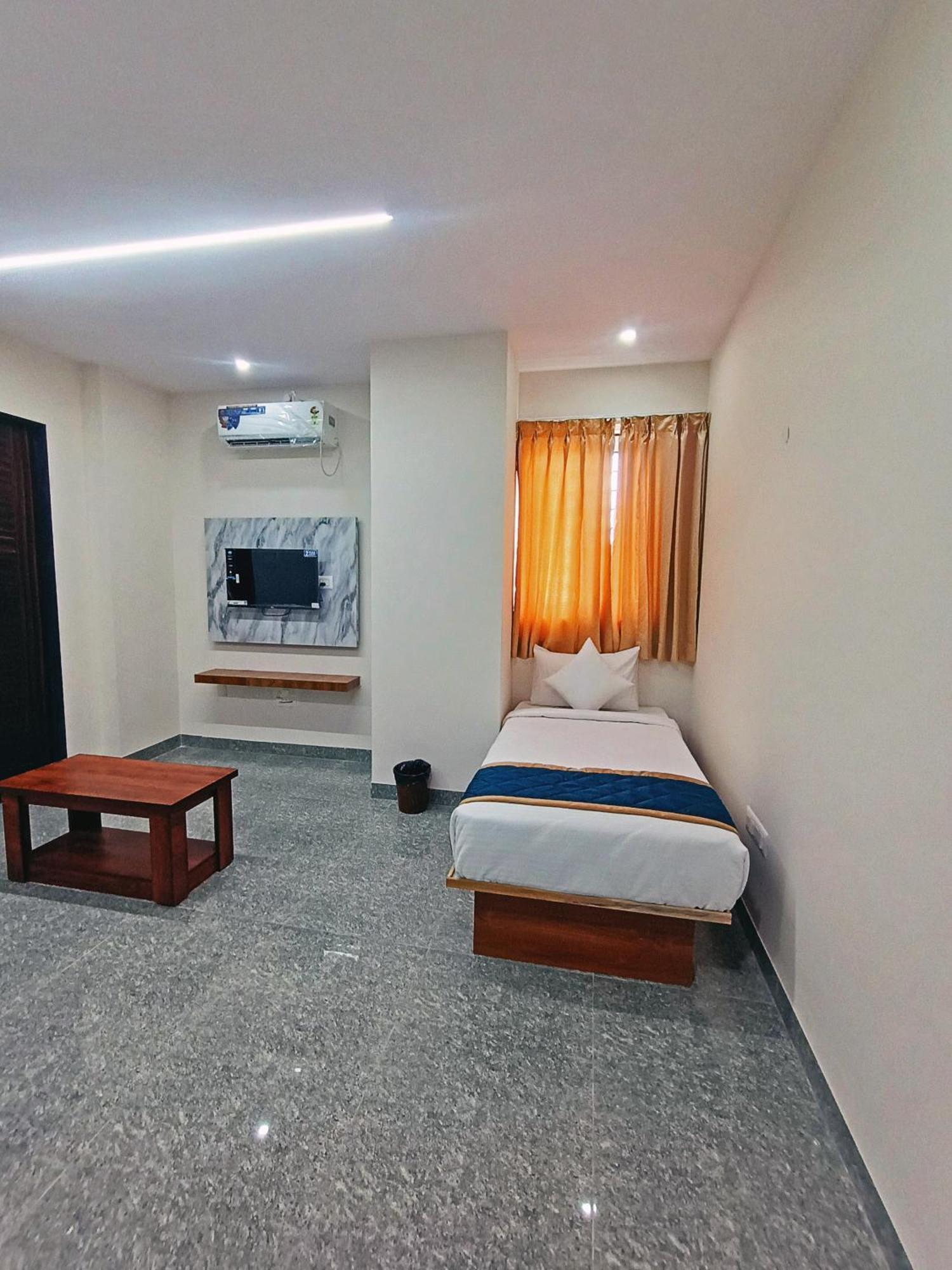 Hotel Achhu Palace บังกาลอร์ ภายนอก รูปภาพ
